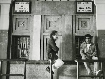 Ricardo Piglia, fotografiado en la estaci&oacute;n de Constituci&oacute;n en Buenos Aires en los ochenta.