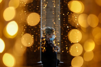 Una mujer de compras en un centro comercial de Roma.