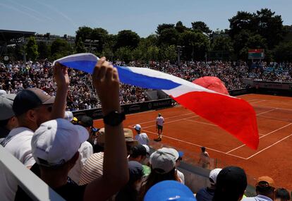 Un aficionado francés exhibe una bandera durante el partido entre Humbert y Sonego.