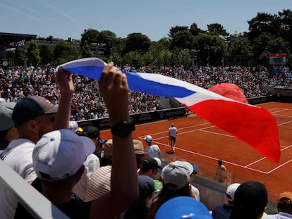 Un aficionado francés exhibe una bandera durante el partido entre Humbert y Sonego.