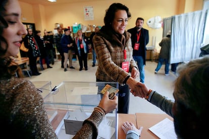 La candidata del PSOE al Congreso por la provincia de Guadalajara y ministra de Trabajo, Migraciones y Seguridad Social en funciones, Magdalena Valerio, vota en el colegio Ocejón de Guadalajara.