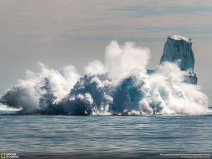 Durante julio de 2015, el mes más cálido de los que se tienen datos hasta la fecha, un iceberg se derrumbó bajo el sol de Groenlandia. Un montón de hielo golpeó el mar creando una explosión de agua y hielo. "Fue un momento espectacular y conmovedor", asegura Eric Lew, autor de la fotografía.