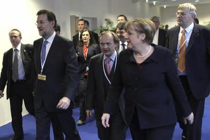 Mariano Rajoy junto con Angela Merkel en la cumbre del PPE