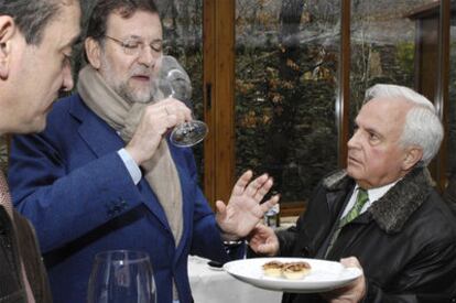José Luis Baltar (derecha) ofrece una tapa a Mariano Rajoy antes de un acto en Sarreaus (Ourense), el año pasado.