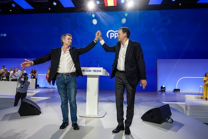El presidente del PP, Alberto Núñez Feijóo, presenta al primer ministro portugués, Luís Montenegro.