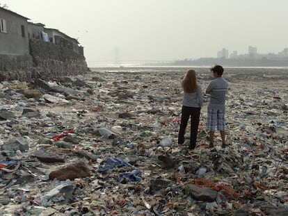 Los dos adolescentes protagonistas de 'Animal' visitan una playa de Mumbai llena de plásticos.