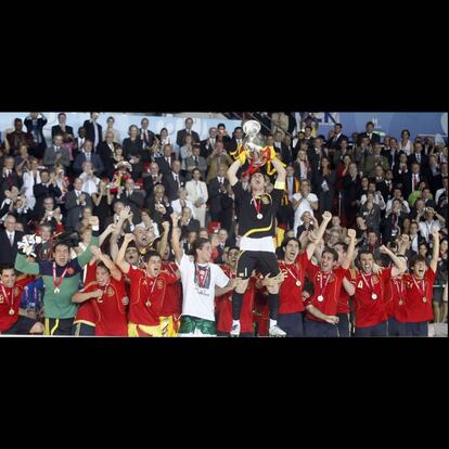 Casillas alza el trofeo desde el podio del Ernst Happel de Viena. La segunda Eurocopa de la historia para España, después de la conquistada en 1964 ante Rusia en el estadio Santiago Bernabéu con el cabezazo de Marcelino que batió a Yashin.