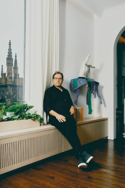 Laddaga, en el salón de su piso en Nueva York, junto a una obra de Paul Chan.