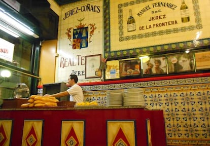 Uno de los bares que sirven los famosos pinchos morunos de la familia Melkhir, el Café Iruña.