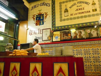 Uno de los bares que sirven los famosos pinchos morunos de la familia Melkhir, el Café Iruña.