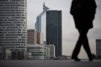 Una persona camina por el distrito financiero de La Defensa cerca de París, Francia. EFE/Archivo