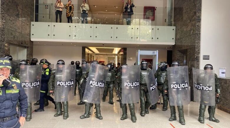 Agentes de la Policía antimotines al interior de la sede de Semana.