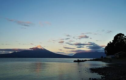 Vistas desde el hotel Awa del lago Llanquihue y el volcán Osorno al atardecer.