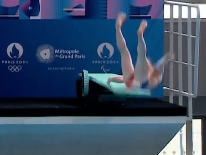 Vídeo | Un atleta se resbala y se cae del trampolín en la inauguración de la piscina olímpica de los Juegos de París 2024