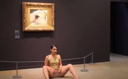 La artista luxemburguesa Deborah de Robertis durante la performance en el Museo d&acute;Orsay en la que recrea el cuadro de Gustave Courbet.