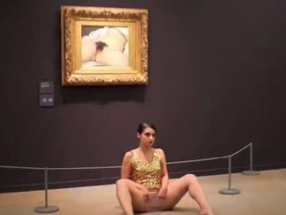 La artista luxemburguesa Deborah de Robertis durante la performance en el Museo d&acute;Orsay en la que recrea el cuadro de Gustave Courbet.