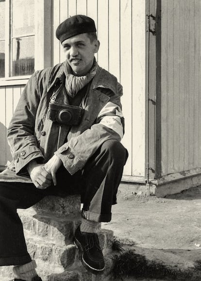 Francisco Boix, con una cámara de los nazis y un brazalete que le identifica como reportero de guerra español, poco después de la liberación de Mauthausen, el 5 de mayo de 1945. El fotógrafo comunista murió en 1951 en París, por las secuelas de su cautiverio.