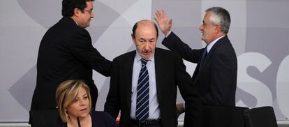 El secretario general del PSOE, Alfredo P&eacute;rez Rubalcaba, entre Elena Valenciano, &Oacute;scar L&oacute;pez y Jos&eacute; Antonio Gri&ntilde;&aacute;n (a la derecha).