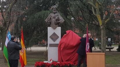 El embajador de Uzbekistán y el Rector de la Universidad Complutense, descubren el busto de Al Juarismi en diciembre de 2020.