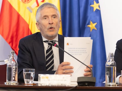 El ministro de Interior, Fernando Grande-Marlaska, durante su intervención inicial en la reunión extraordinaria de la Comisión de seguimiento del III Plan de Acción de Lucha contra los Delitos de Odio celebrada este jueves en Madrid.