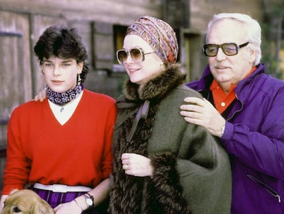 Rainiero de Mónaco con su hija, la princesa Estefanía y su esposa Grace Kelly en 1979 en Gstaad, Suiza.