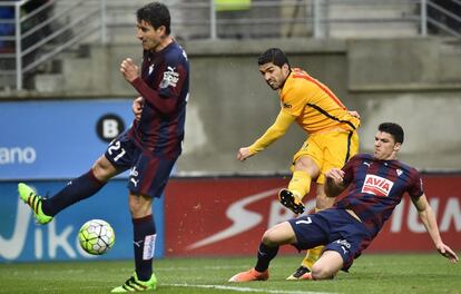 Suárez, en el disparo de su gol.