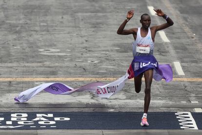 Edwin Kiprop Kiptoo de Kenia cruza meta para ganar el Maratón de la Ciudad de México 2022. Kiptoo estableció un nuevo récord de carrera con un tiempo de 2 horas, 10 minutos y 33 segundos.