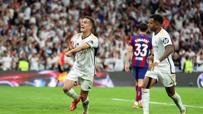 Lucas Vázquez celebra el segundo gol del Real Madrid al Barcelona.