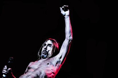 Iggy Pop, de 69 años, en uno de sus saludos al público argentino.