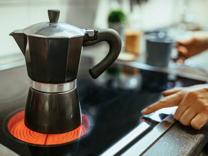 Con un diseño clásico y tradicional, estas cafeteras permiten preparar un café lleno de aromas en un instante. GETTY IMAGES.