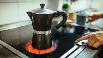 Con un diseño clásico y tradicional, estas cafeteras permiten preparar un café lleno de aromas en un instante. GETTY IMAGES.