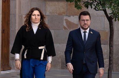 La nueva vicepresidenta de la Generalitat de Catalunya, Laura Vilagrà, y el 'president' de la Generalitat de Catalunya, Pere Aragonès, este martes en el Palau de la Generalitat, en Barcelona.
