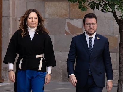 La nueva vicepresidenta de la Generalitat de Catalunya, Laura Vilagrà, y el 'president' de la Generalitat de Catalunya, Pere Aragonès, este martes en el Palau de la Generalitat, en Barcelona.