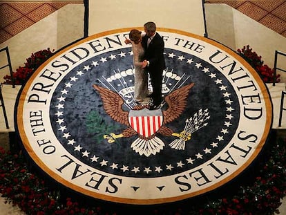 George W. Bush baila con su esposa, Laura, en 2005, en un acto de toma de posesión como presidente de EE UU.