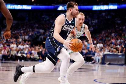 Luka Dončić entra a canasta en el cuarto partido de las finales, en el American Airlines Center de Dallas.