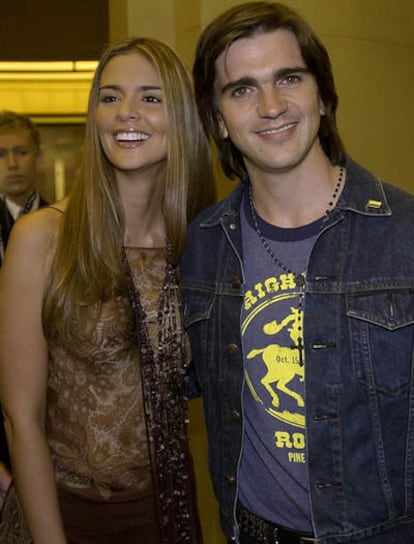 El cantante colombiano Juanes ( dcha) , junto a su novia, Karen Martínez, en una imagen de archivo.