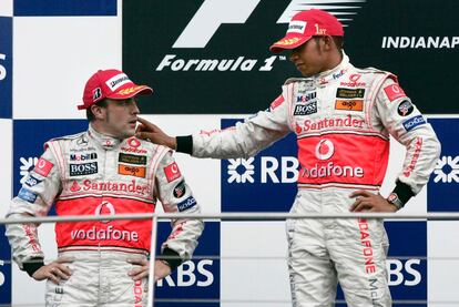 En 2007 Alonso firmó por McLaren, una de las escuderías con más prestigio de la Fórmula 1. Lo que se presumía como una gran aventura se convirtió en una tormentosa temporada, debido sobre todo a su relación con Lewis Hamilton, su compañero en la escudería. Alonso consideraba que McLaren le beneficiaba en perjuicio suyo.