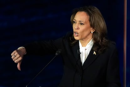 La candidata republicana, Kamala Harris, hace un gesto durante el debate.