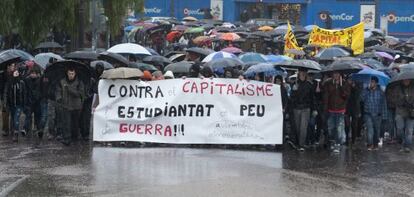 Manifestaci&oacute;n de estudiantes en Valencia en la segunda jornada de huelga contra los recortes.