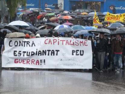 Manifestación de estudiantes en Valencia en la segunda jornada de huelga contra los recortes.