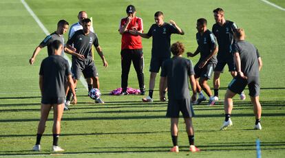 Sarri asiste de rojo al último entrenamiento de la Juventus.