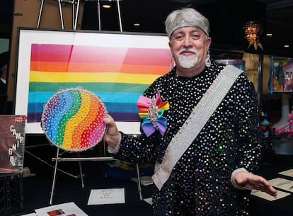 Gilbert Baker, creador de la bandera arcoiris, en 2013.