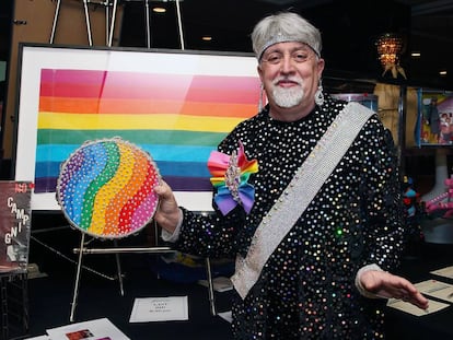 Gilbert Baker, creador de la bandera arcoiris, en 2013.