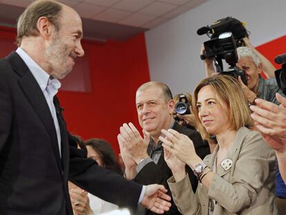 Rubalcaba saluda a Chacón al inicio de la reunión ayer con los militantes del PSC.
