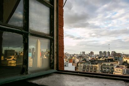 El Obelisco porteño reflejado en una de las ventanas del Chalecito Díaz.