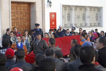 Concentración, ayer sábado, frente a la sede del Instituto Cervantes en Rabat para reivindicar la "marroquinidad" de Ceuta y Melilla.