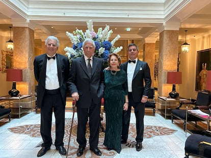 Mario Vargas Llosa y Patricia Llosa con sus hijos, Álvaro (izquierda) y Gonzalo (derecha), en Salzburgo este verano.