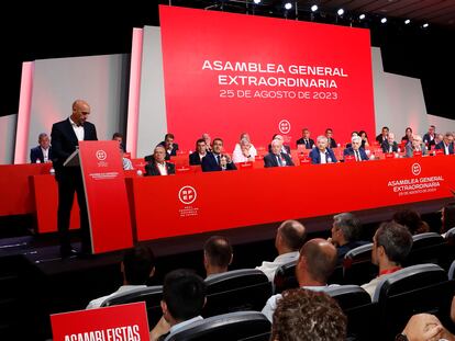 El presidente de la Real Federación Española de Fútbol (RFEF), Luis Rubiales, ofrece una rueda de prensa en la Asamblea General Extraordinaria, en la Ciudad del Fútbol de Las Rozas.