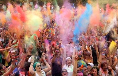 La primera edición del "Monsoon Holi" concentró a cientos de personas en el madrileño barrio de Lavapiés.