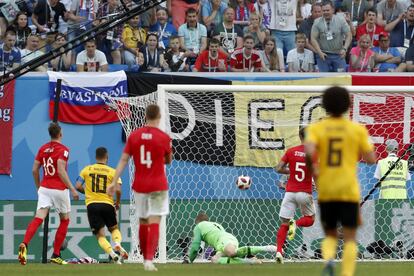 Eden Hazard marca el segundo gol de Bélgica.